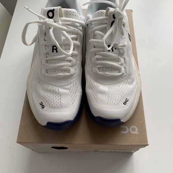 On Cloud ROGER Federer Pro - Women’s Tennis Sneakers - 7.5 - Picture 2 of 7